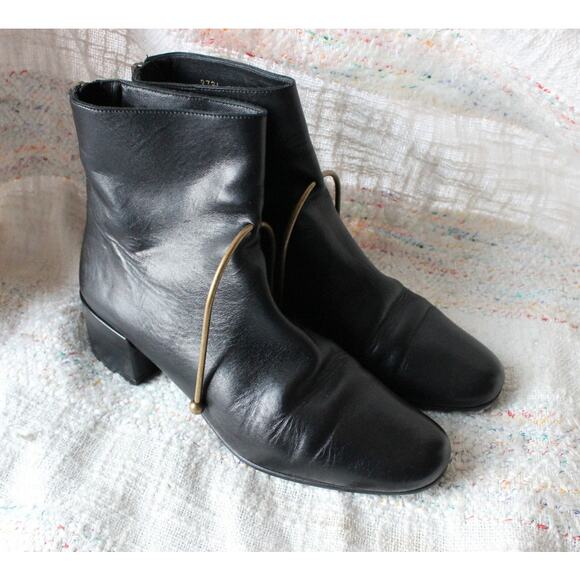 Freda Salvador Black Leather Metal Loop Stirrup Ornament Mid Heel Boots Size 7 - Picture 3 of 6